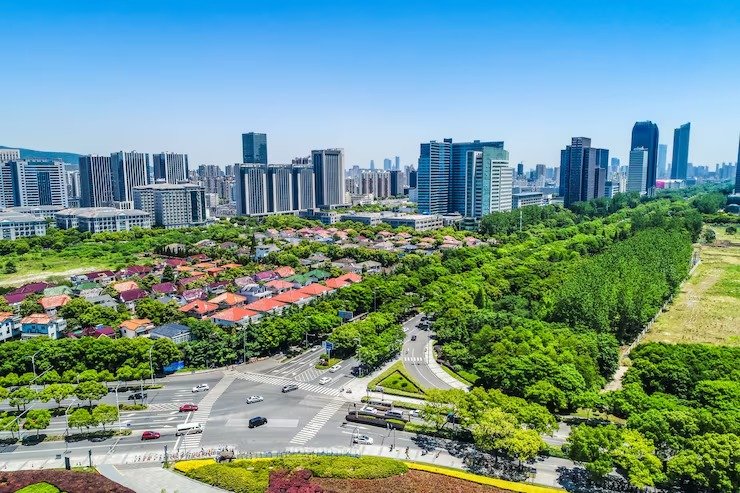 Vista aérea de vivienda, áreas verdes y ciudad